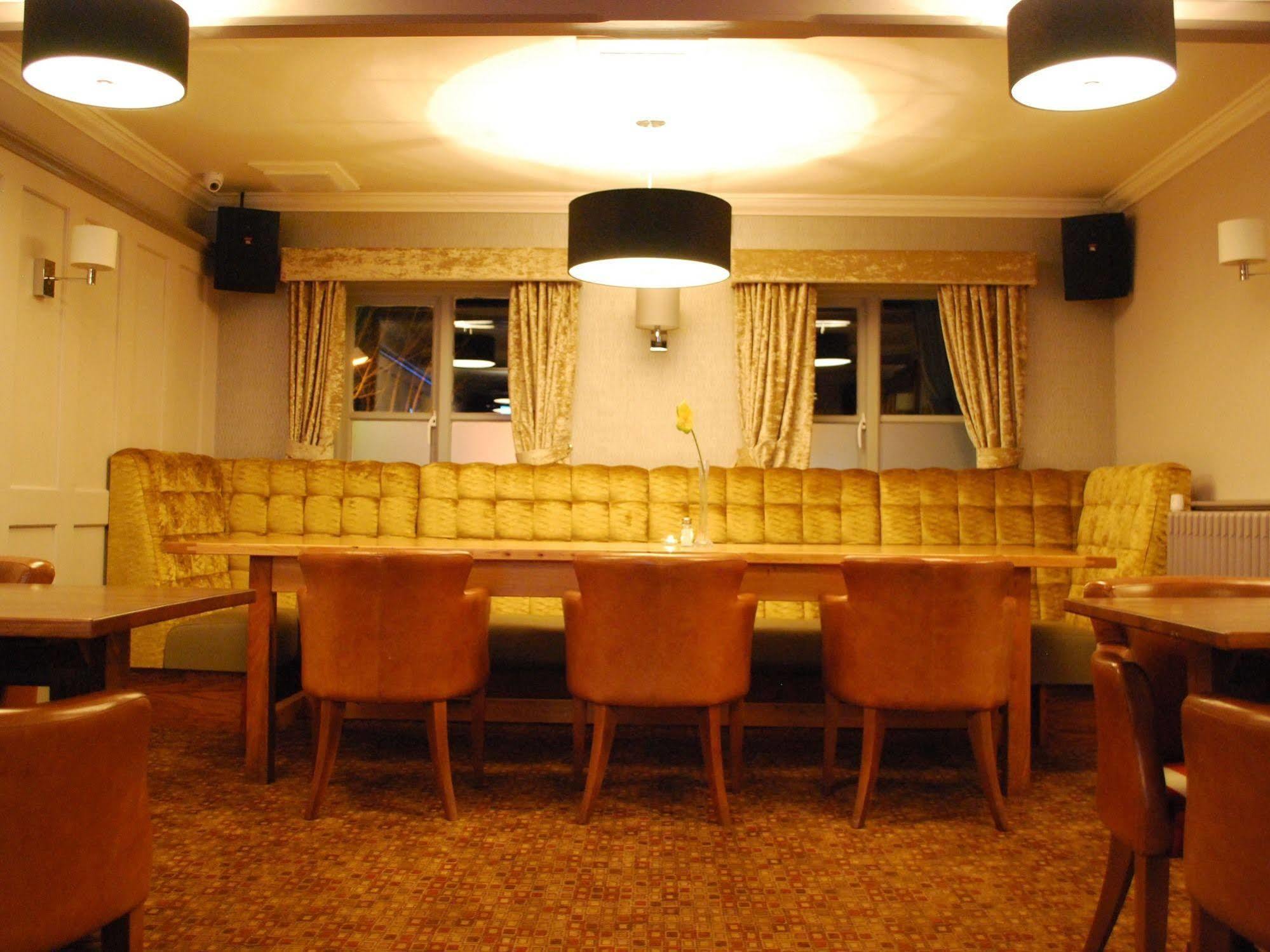 The Warwick Arms Hotel Chew Magna Bagian luar foto